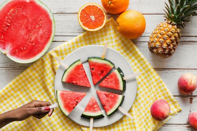 vandmelonskiver og frugter